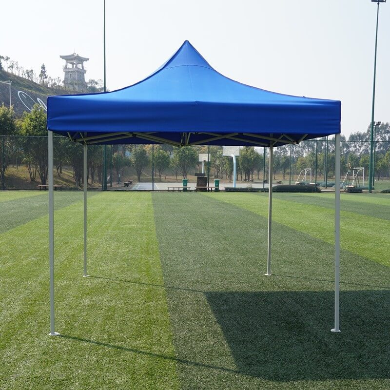 Toldo plegable y personalizable para exteriores.