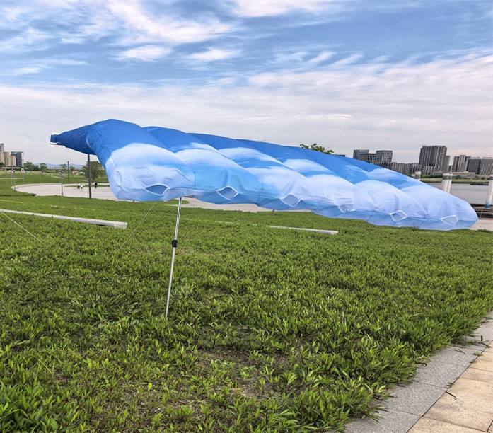 Tienda de campaña con toldo eólico para sombra de playa silenciosa